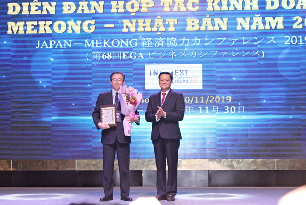 Ông Dương Tấn Hiển, Phó Chủ tịch UBND TP. Cần Thơ trao giấy chứng nhận cho doanh nghiệp Nhật Bản đầu tư vào KCN Trà Nóc 2, TP.Cần Thơ.